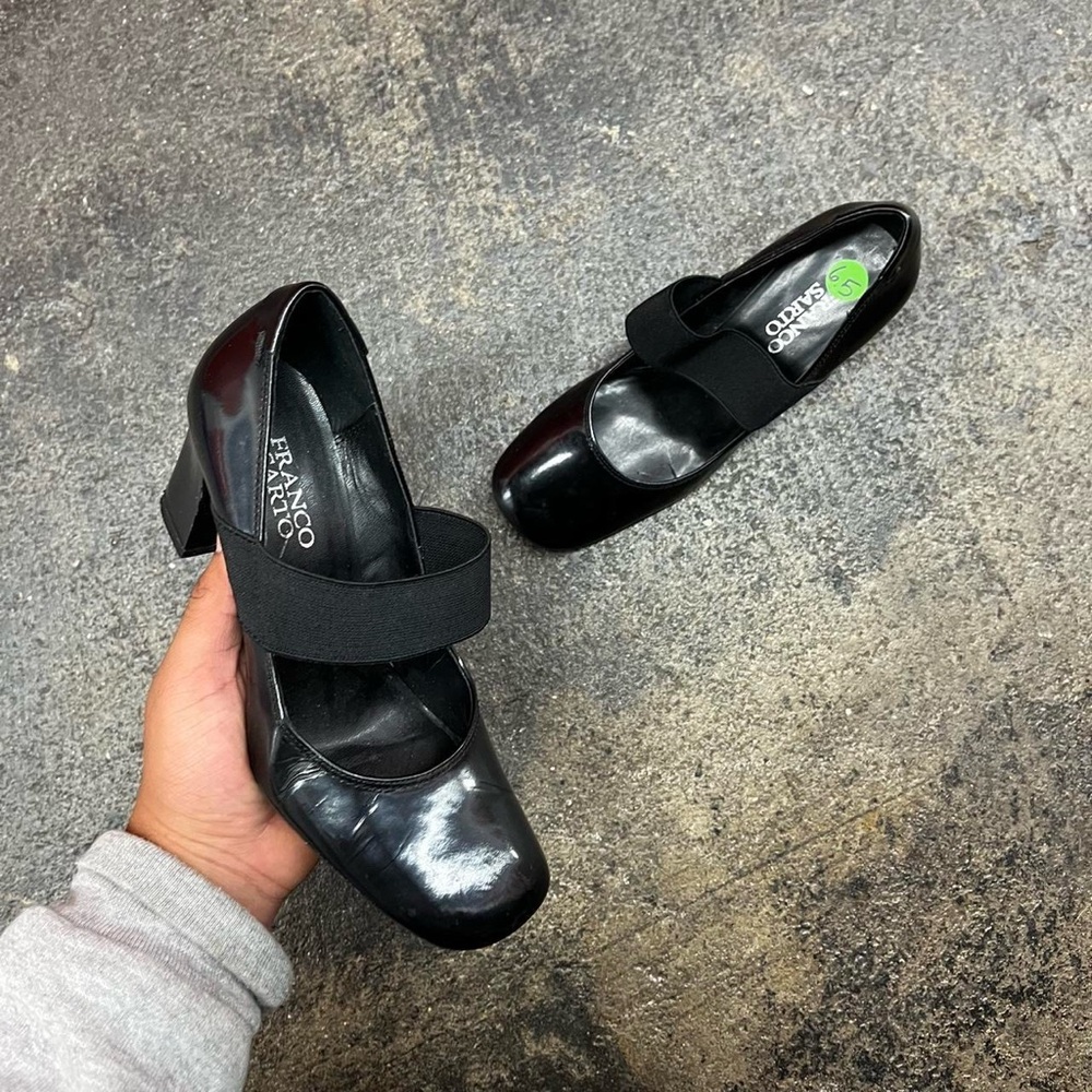Cute Y2K Franco Sarto Black patent leather Mary Jane heels with elastic strap